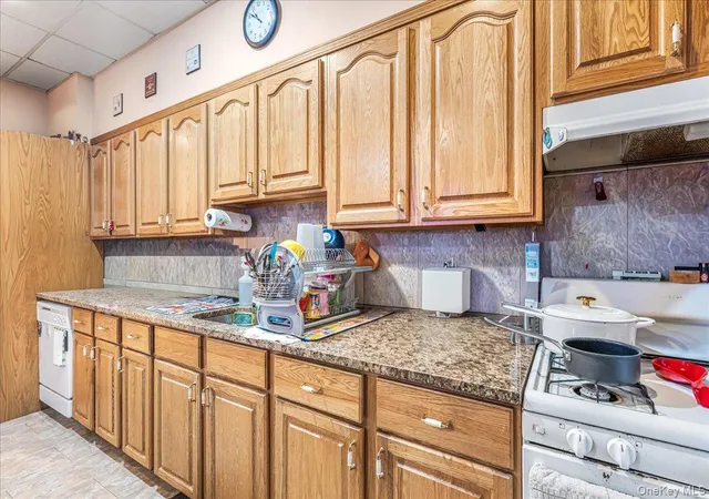 Listing Photo 4 - Condo for sale in building located at 73-51 70th St, New York, NY 11385
