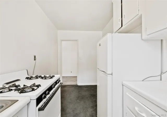 Listing Photo 2 - Condo for sale in building located at 8 Lawrence Dr, Greenburgh, NY 10522 - Unit #C