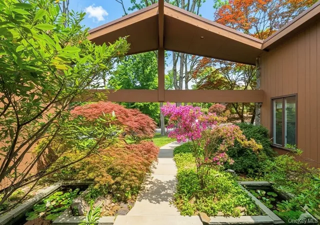 3rd image of 1 Druid Ct, Suffern, NY 10901 | MLS# 974056