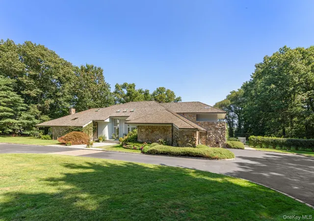 Photo 2 of Mansion for sale at 8 Ml Pond Ln, Locust Valley, NY 11560 | MLS# 974091 | Listing updated on 2026-10-04
