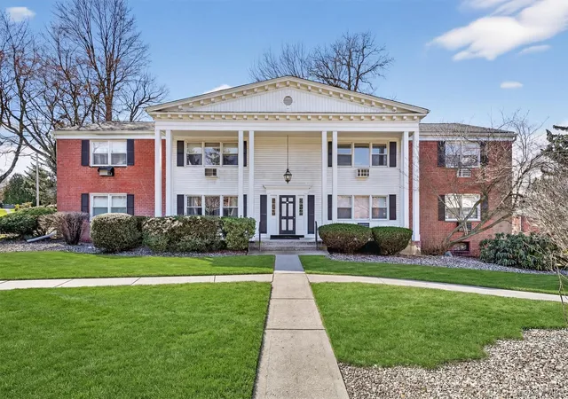 Listing Photo 2 - Condo for sale in building located at 35 Bon Aire Cir, Suffern, NY 10901 - Unit #8116