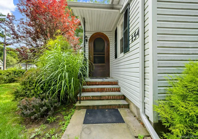 Photo 1 of Sale Pending at 154 Cedar Rd E, Brookhaven, NY 11951 | MLS# 974553 | Listing updated on 2026-09-02