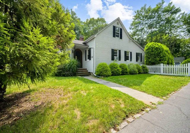 Photo 3 of Sale Pending at 154 Cedar Rd E, Brookhaven, NY 11951 | MLS# 974553 | Listing updated on 2026-09-02