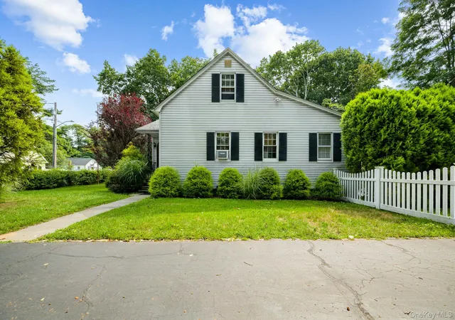 Photo 3 of Sale Pending at 154 Cedar Rd E, Brookhaven, NY 11951 | MLS# 974553 | Listing updated on 2026-09-02