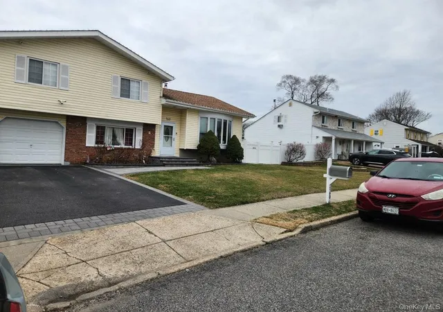 Photo 3 of Single family home for sale at 160 Bark Ave, Islip, NY 11722 | MLS# 974590 | Listing updated on 2026-04-26