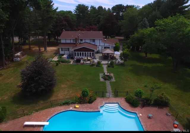 Photo 15 of Sale Pending at 5 Plaka Ct, Glen Head, NY 11545 | MLS# 974758 | Listing updated on 2026-10-08