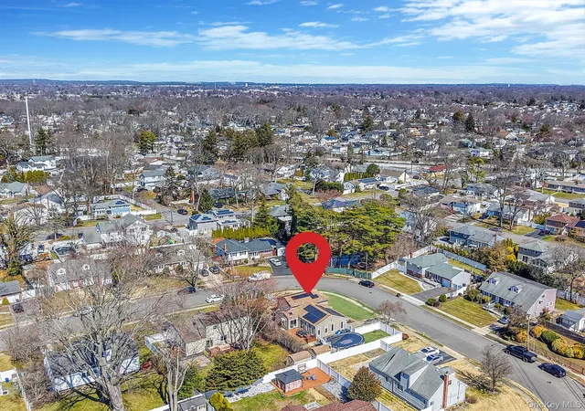Photo 4 of Sale Pending at 18 Wendorf Ct, Babylon, NY 11703 | MLS# 974923 | Listing updated on 2026-07-31