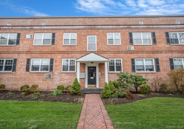 2nd image of 51 Lincoln Ave, Hempstead, NY 11570