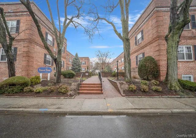 5th image of 51 Lincoln Ave, Hempstead, NY 11570