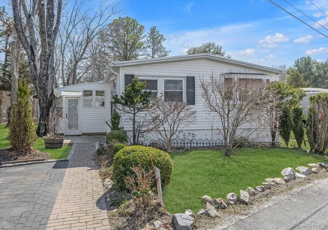 1st image of 74 Maple St, Southampton, NY 11942 | MLS# 975213