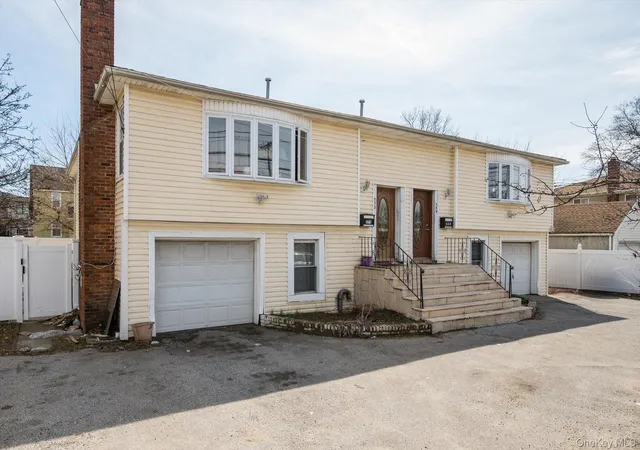 3rd image of 569 Peninsula Blvd, Hempstead, NY 11516 | MLS# 975232