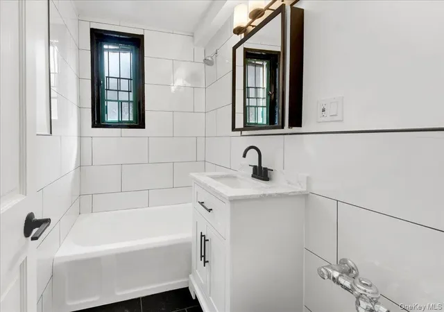 4th image of 1569 Metropolitan Ave, New York, NY 10462