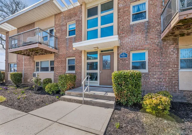 1st image of 4 Rose St, Hempstead, NY 11572