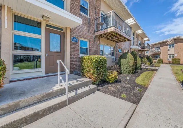 2nd image of 4 Rose St, Hempstead, NY 11572