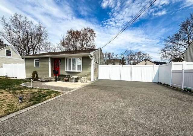 2nd image of 13 E Walnut St, Islip, NY 11722 | MLS# 975516