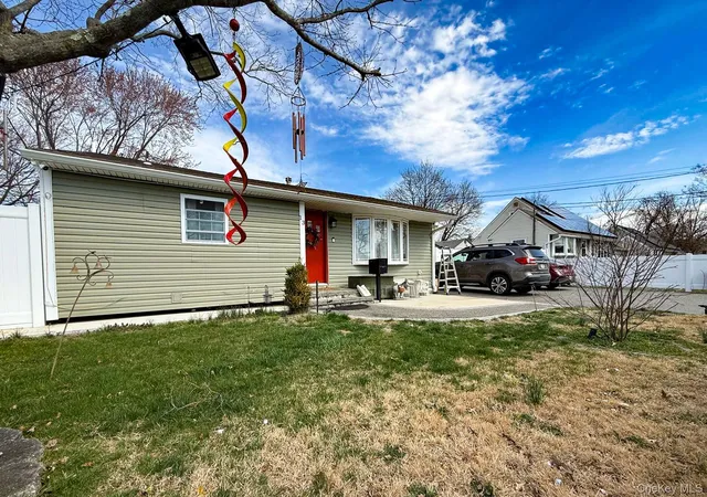 4th image of 13 E Walnut St, Islip, NY 11722 | MLS# 975516