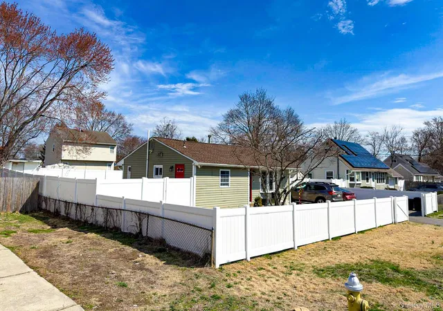 3rd image of 13 E Walnut St, Islip, NY 11722 | MLS# 975516
