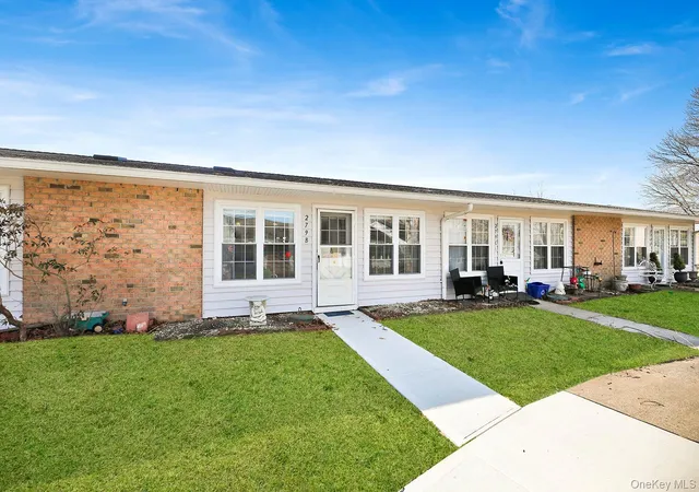 2nd image of 279 Berwick Ct, Brookhaven, NY 11961