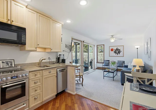 Listing Photo 4 - Condo for sale in building located at 13 Winthrop Rd, Shelter Island, NY 11964 - Unit #24