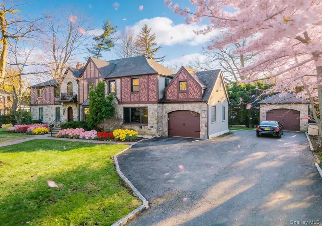Photo 3 of Mansion for sale at 18 Robin Way, North Hempstead, NY 11021 | MLS# 976382 | Listing updated on 2026-06-07