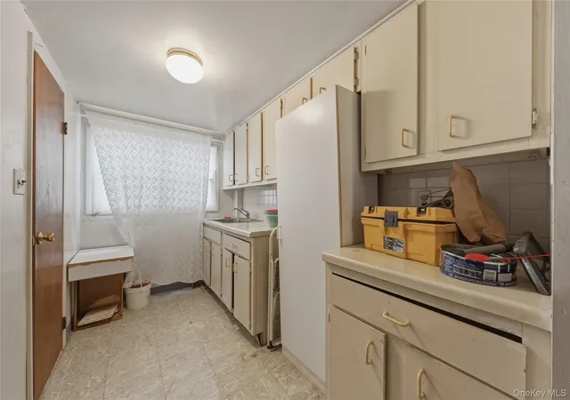 Photo 4 of Sale Pending at 25552 148th Drive, New York, NY 11422 | MLS# 976390 | Listing updated on 2026-04-08