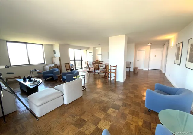 4th image of 27110 Grand Central Pkwy, New York, NY 11550