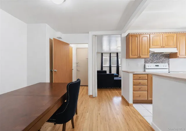 3rd image of 1677 Unionport Rd, New York, NY 10462 | MLS# 976438