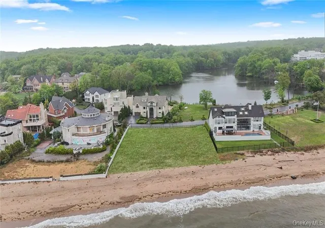 3rd image of 140 Nicolosi Dr, Staten Island, NY 10312 | MLS# 976492