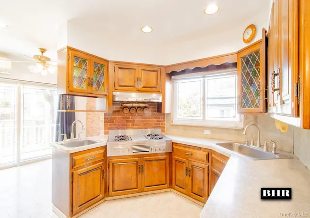 Photo 3 of Single family home for sale at 154 Beaumont St, New York, NY 11235 | MLS# 976538 | Listing updated on 2026-10-20