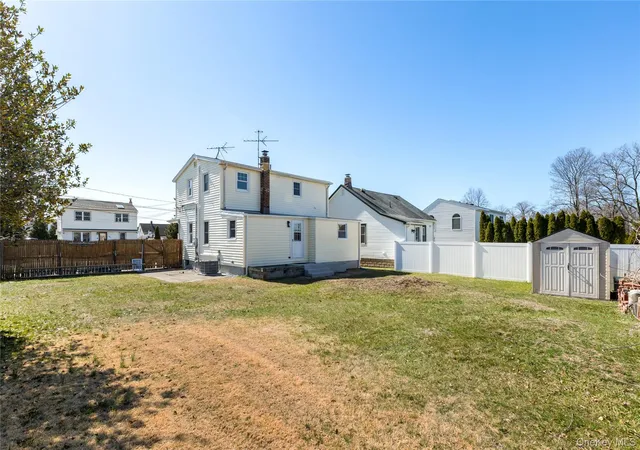 16th image of 184 Dallas St, Lindenhurst, NY 11757 | MLS# 976613