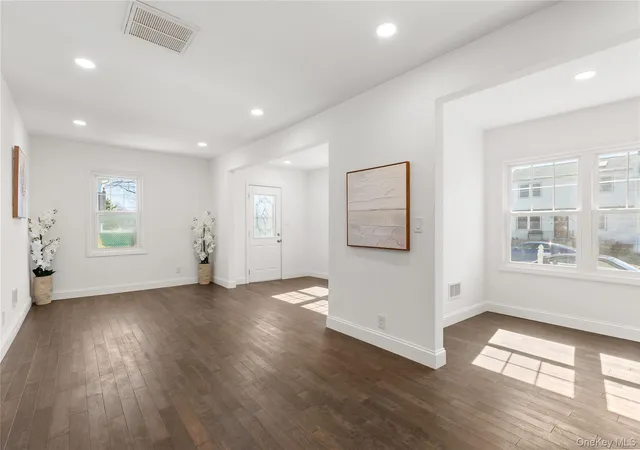 3rd image of 184 Dallas St, Lindenhurst, NY 11757 | MLS# 976613