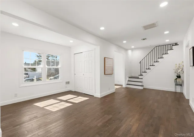 4th image of 184 Dallas St, Lindenhurst, NY 11757 | MLS# 976613