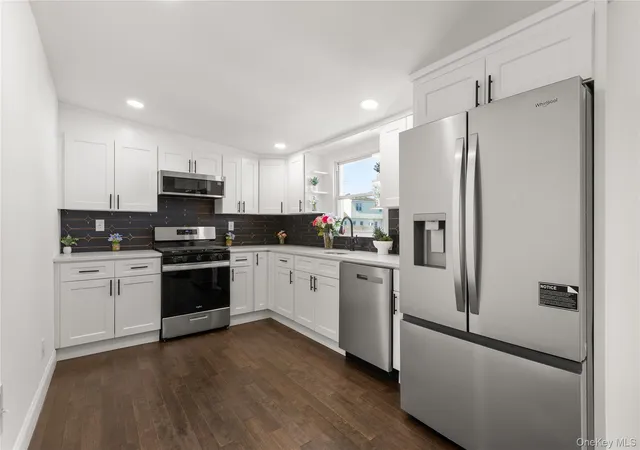 5th image of 184 Dallas St, Lindenhurst, NY 11757 | MLS# 976613