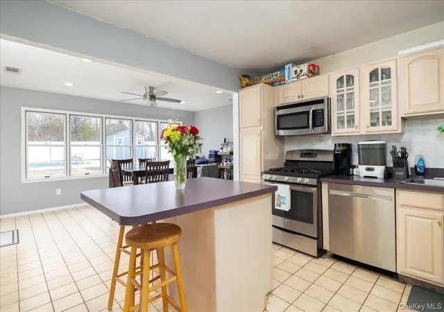 Photo 3 of Sale Pending at 843 Greenbelt Pkwy W, Holbrook, NY 11741 | MLS# 976630 | Listing updated on 2026-09-19