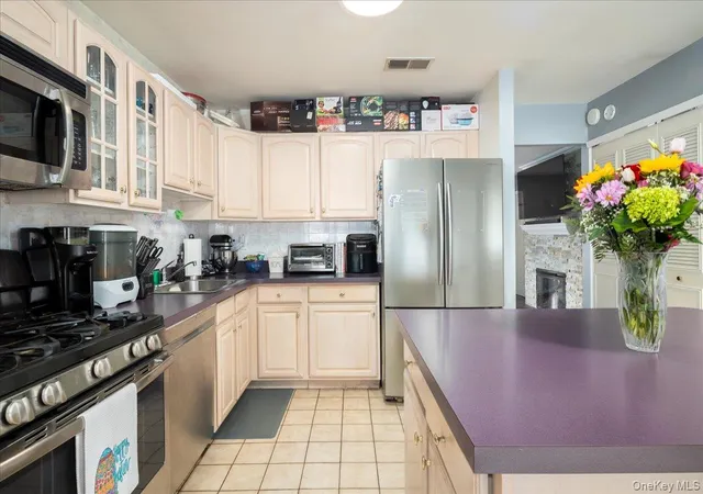 Photo 4 of Sale Pending at 843 Greenbelt Pkwy W, Holbrook, NY 11741 | MLS# 976630 | Listing updated on 2026-09-19