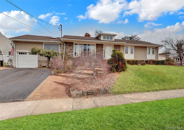 2nd image of 91 Laurel Dr, Massapequa Park, NY 11762 | MLS# 976646