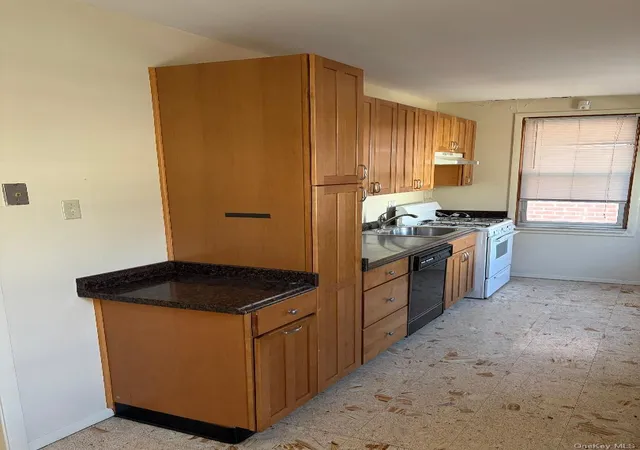 Photo 3 of Sale Pending at 23 84 33rd, New York, NY 11105 | MLS# 976670 | Listing updated on 2026-05-18