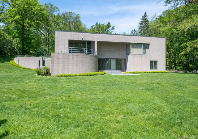 5th image of 3 Paddock Ct, North Hempstead, NY 11568 | MLS# 976726