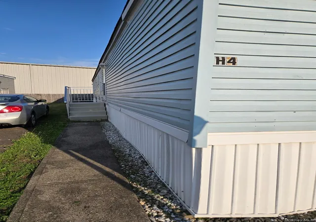Photo 3 of Manufactured home for sale at 2701 Goethals Rd N #H4, New York, NY 10303 | MLS# 976763 | Listing updated on 2026-09-29