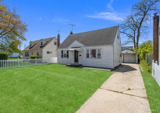 2nd image of 712 Park Ave, Hempstead, NY 11553 | MLS# 976821