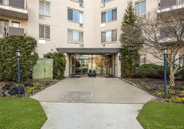 Photo 3 of Sale Pending at 135 Post Ave #1O, Westbury, NY 11590 | MLS# 976822 | Listing updated on 2026-09-19