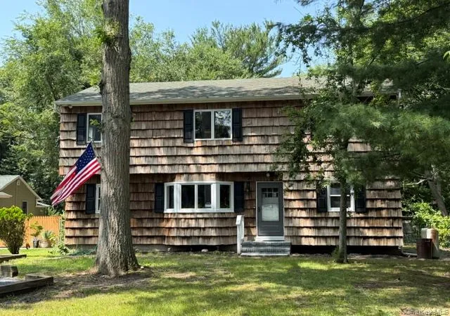 Photo 3 of Sale Pending at 130 Park Ln, Brookhaven, NY 11953 | MLS# 976874 | Listing updated on 2026-09-19