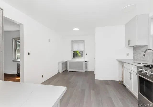 4th image of 31 Emmett Pl, Yonkers, NY 10703 | MLS# 976902