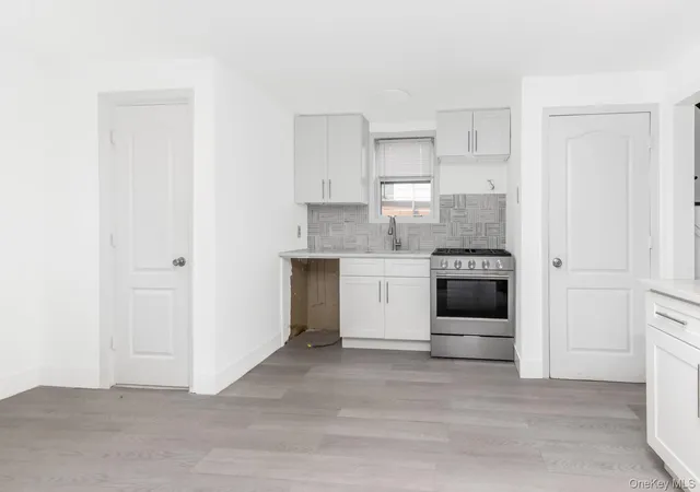 5th image of 31 Emmett Pl, Yonkers, NY 10703 | MLS# 976902