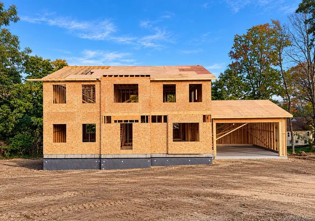 Photo 2 of Single family home for sale at 4 Lindenwood Ln, Newburgh (town), NY 12550 | MLS# 977176 | Listing updated on 2026-10-01