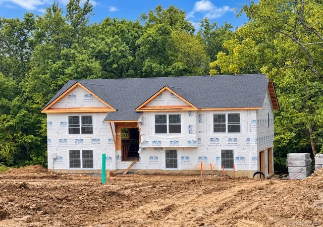 Photo 2 of Single family home for sale at 7 Lindenwood Ln, Newburgh (town), NY 12550 | MLS# 977185 | Listing updated on 2026-09-04