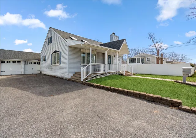 2nd image of 125 W 3rd St, Ronkonkoma, NY 11779 | MLS# 977251