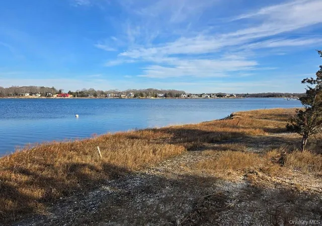 Photo 3 of Sale Pending at 22 Peninsula Dr, Southampton, NY 11963 | MLS# 977280 | Listing updated on 2026-09-19