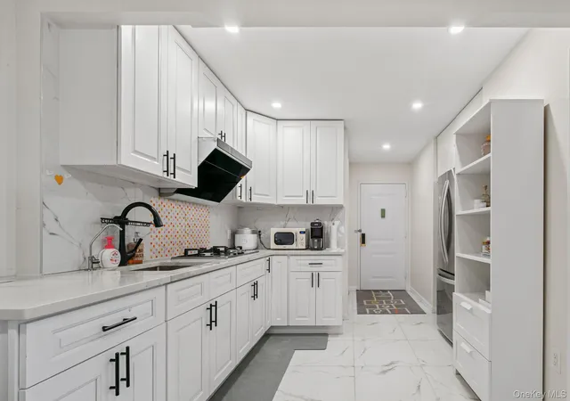 Condo for sale at 3720 Prince St #11B, New York, NY 11354 | MLS# 977315
