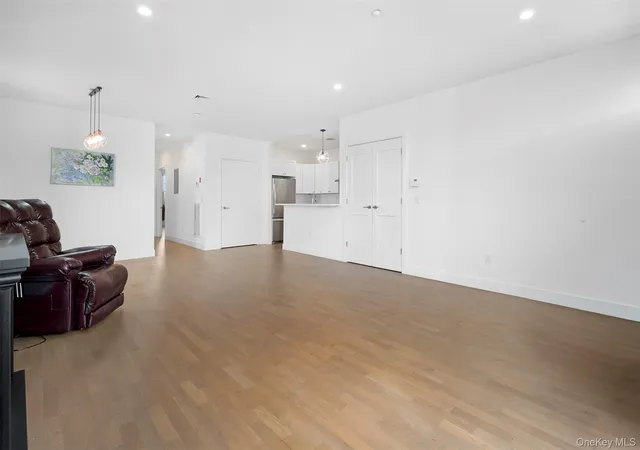 3rd image of 401 Breton Wy, Glen Cove, NY 11542